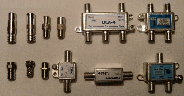 Yang pertama menggunakan konektor F, dan yang kedua menggunakan splitter untuk kemungkinan kabel lebih lanjut ke beberapa perangkat
