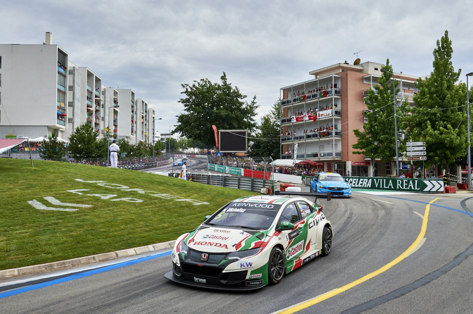 WTCC - 2017 Гонка Португалия - Гонка   Mehdi Bennani и Norbert Michelisz оба одержали победу на гонке WTCC в Португалии во второй половине дня, так как история гонок на чемпионате мира была сделана с введением круга «джокер»